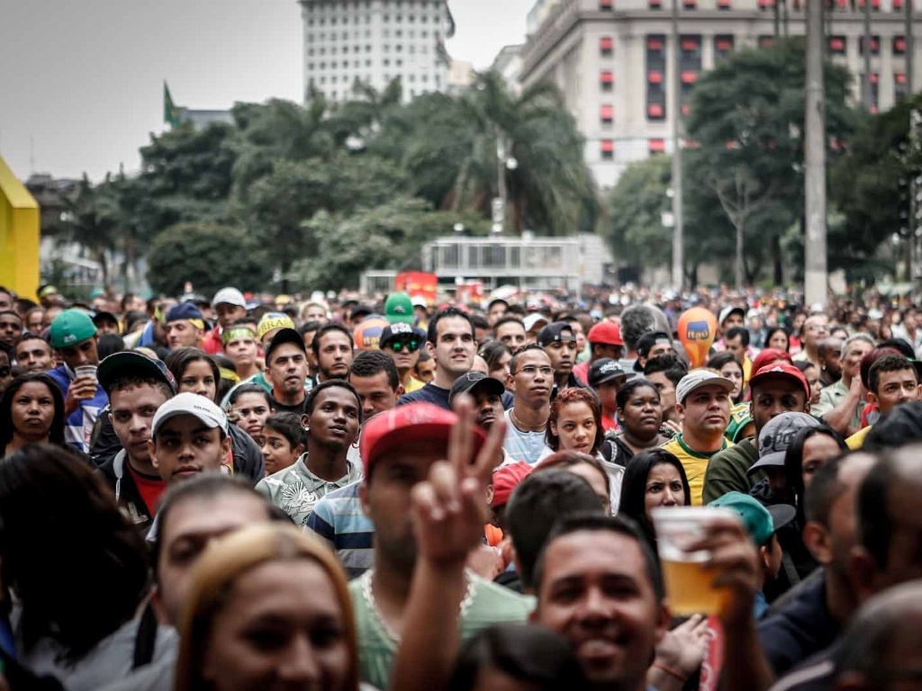 15.jun.2013 - A fan fest de São Paulo, montada no Vale do Anhangabaú, contou com um grande público durante a estreia do Brasil na Copa das Confederações