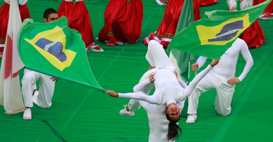 15.jun.2013 - Artista faz acrobacia durante a cerimônia de abertura da Copa das Confederações