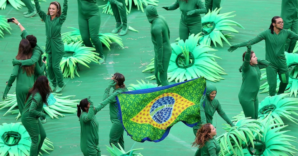 15.jun.2013 - Artistas exibem bandeira do Brasil em coreografia da cerimônia de abertura da Copa das Confederações