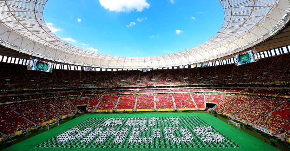 15.jun.2013 - Artistas formam a mensagem de "Bem vindos" na cerimônia de abertura da Copa das Confederações