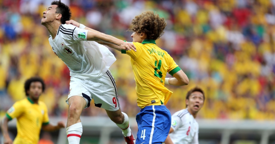 15.jun.2013 - Atacante japonês Shinji Okazaki é empurrado pelo zagueiro brasileiro David Luiz na abertura da Copa das Confederações