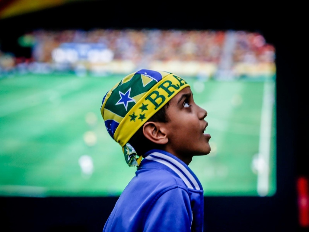 15.jun.2013 - Com bandana do Brasil, criança assiste ao jogo da seleção em Fan Feste de São Paulo
