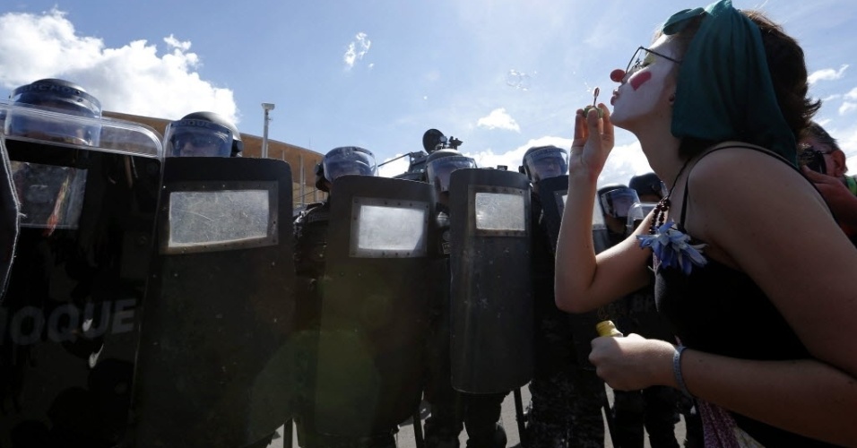 15.jun.2013 - Com cartazes e rostos pintados, manifestantes realizaram protesto na frente do estádio Mané Garrincha