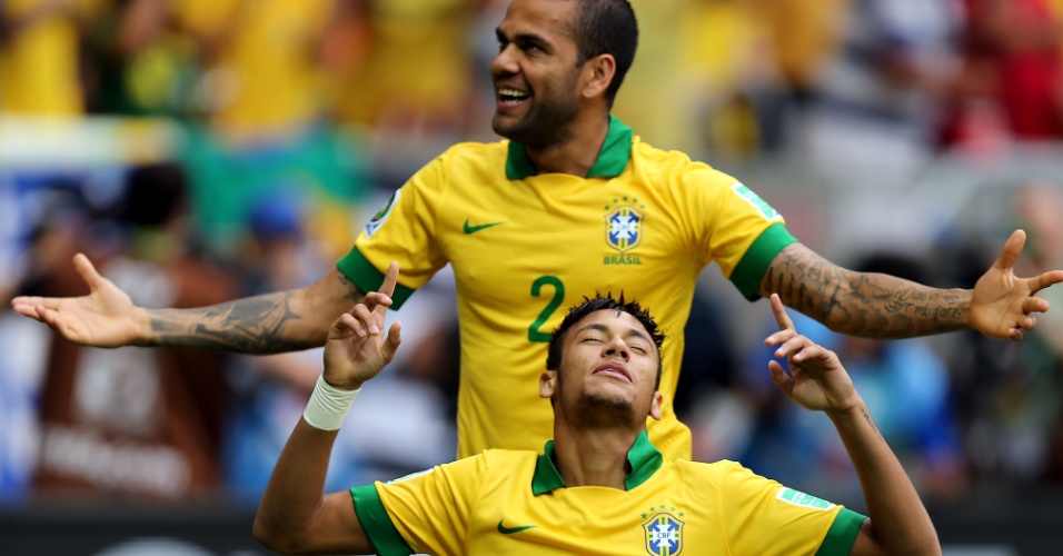 15.jun.2013 - Com Daniel Alves ao fundo, Neymar comemora o seu gol na partida entre Brasil e Japão, na abertura da Copa das Confederações