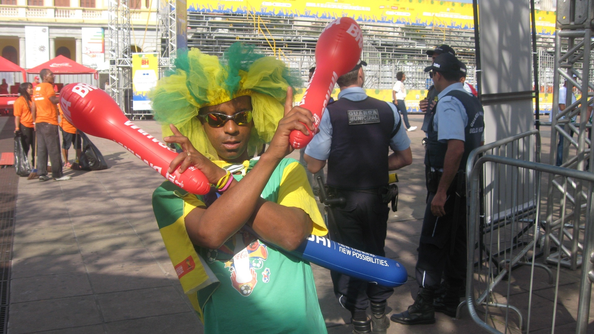 15.jun.2013 - Com peruca verde e amarela, torcedor demonstra otimismo durante jogo entre Brasil e Japão em Fan Fest de Belo Horizonte