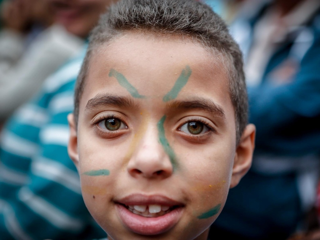 15.jun.2013 - Com rosto pintado, pequeno torcedor marca presença em fan fest de São Paulo para estreia da seleção na Copa das Confederações