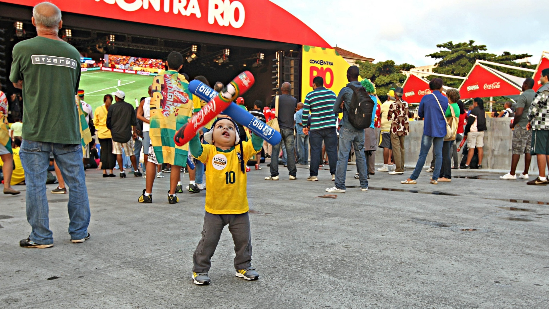 15.jun.2013 - Criança brinca em Fan Fest no Rio de Janeiro durante jogo entre Brasil e Japão pela Copa das Confederações