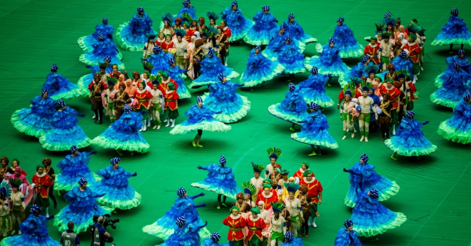 15.jun.2013 - Dançarinos encenam as 'origens do Brasil' em cerimônia de abertura da Copa das Confederações, no Mané Garrincha
