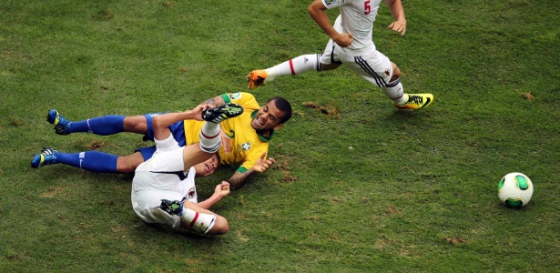 Disputa de bola entre Japão e Brasil gera buracos no gramado do Mané Garrincha