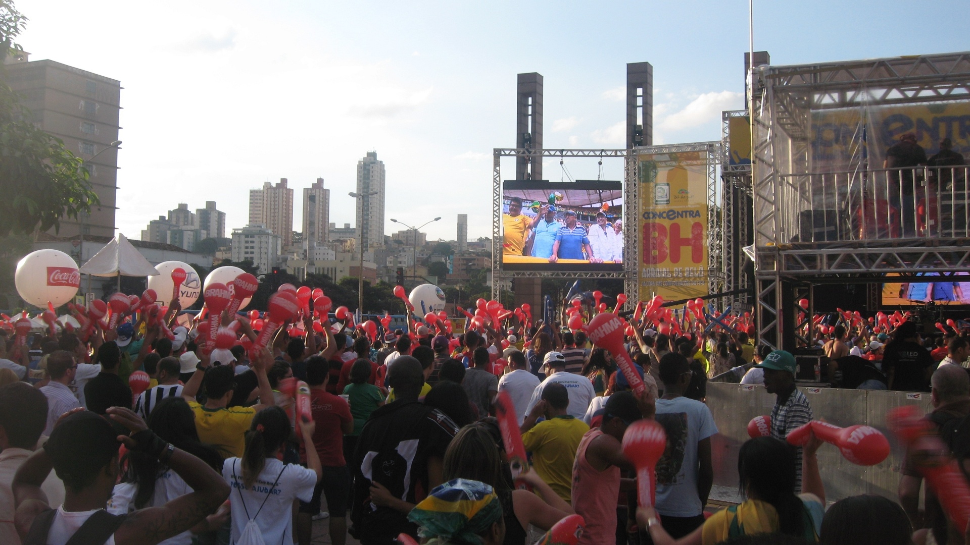 15.jun.2013 - De acordo com a Polícia Militar de Minas Gerais compareceram 2 mil pessoas à praça da estação para Fan Fest durante Brasil e Japão pela Copa das Confederações