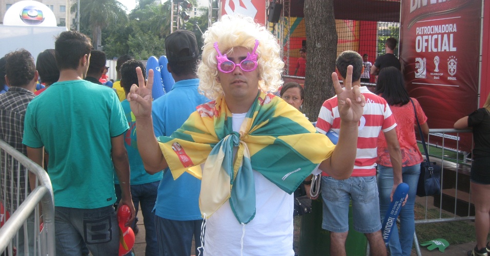 15.jun.2013 - De peruca loira e óculos rosa, torcedor comparece a Fan Fest de Belo Horizonte durante Brasil e Japão pela Copa das Confederações