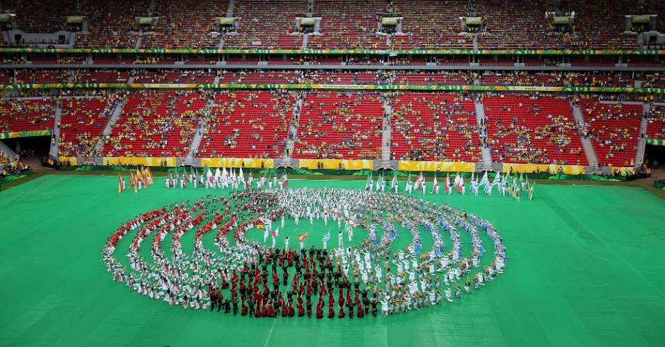 15.jun.2013 - Em representação de todos os países participantes, dançarinos fazem coreografia na cerimônia de abertura da Copa das Confederações