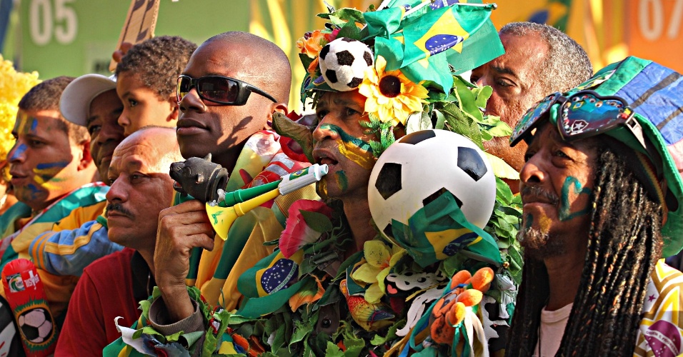 15.jun.2013 - Fantasiado e com chapéu esquisito, torcedor assiste ao jogo entre Brasil e Japão pela Copa das Confederações