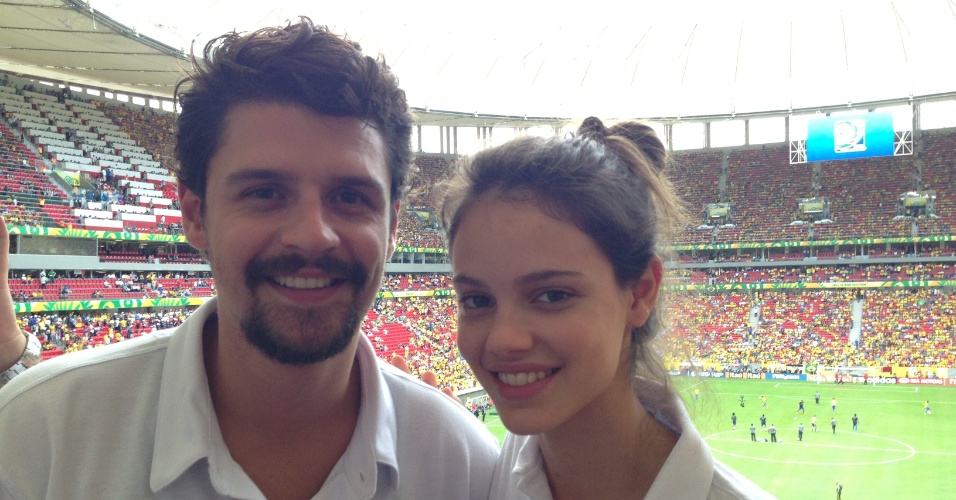 15.jun.2013 - Felipe Solari e Laura Neiva numa das áreas de hospitalidade do estádio Mané Garrincha