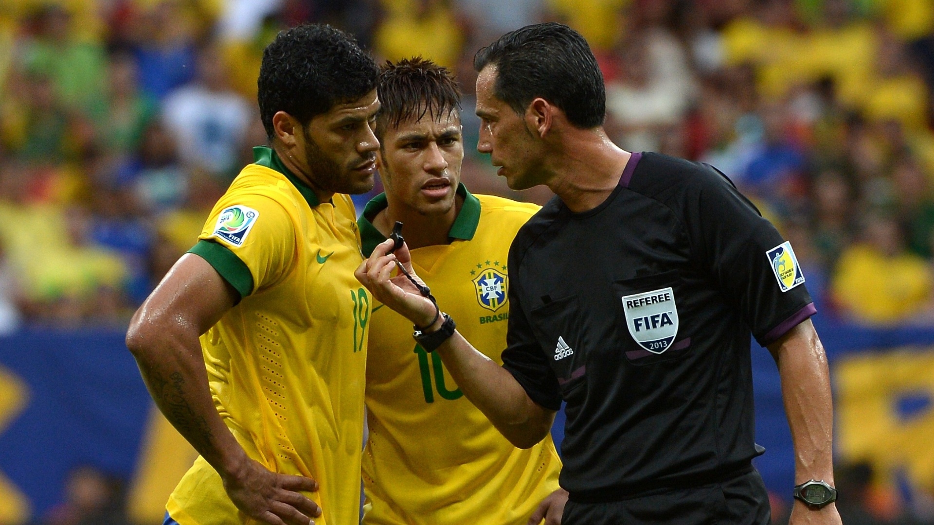 15.jun.2013 - Hulk e Neymar reclamam com árbitro durante o jogo de estreia do Brasil na Copa das Confederações