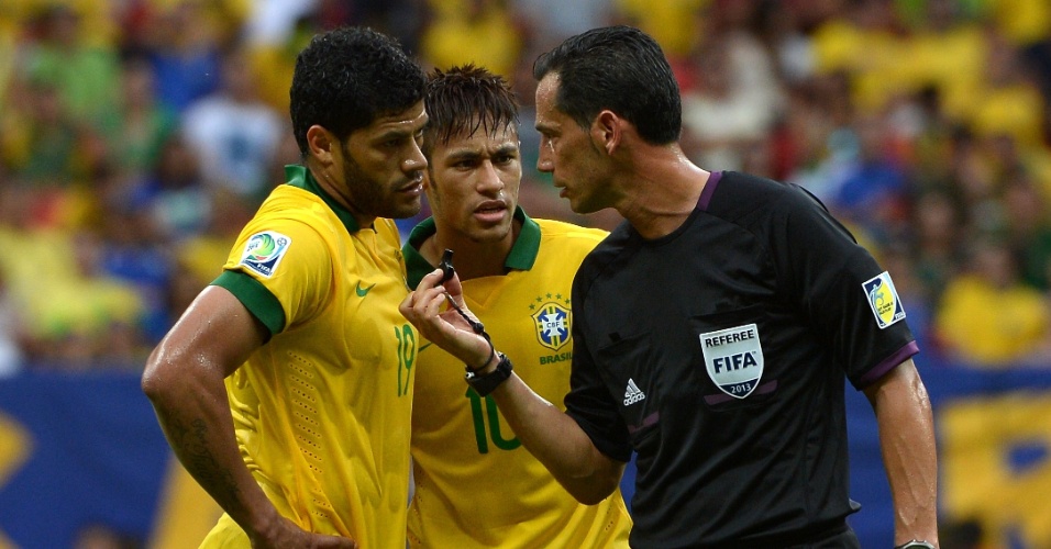 15.jun.2013 - Hulk e Neymar reclamam com árbitro durante o jogo de estreia do Brasil na Copa das Confederações