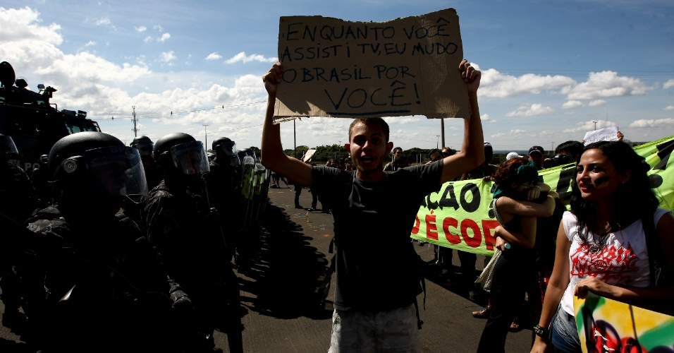15.jun.2013 - Manifestante exibe cartaz durante protesto nos arredores do estádio Mané Garrincha