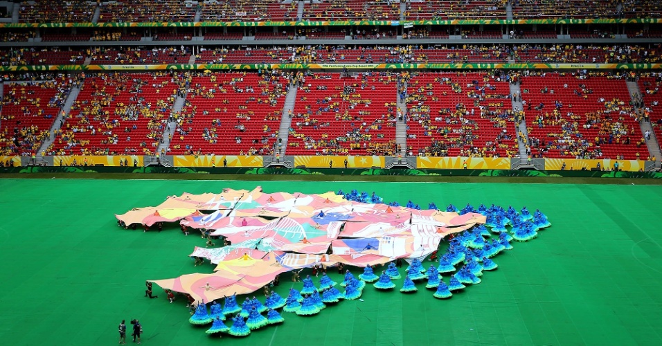 15.jun.2013 - Mapa do Brasil é formado durante cerimônia de abertura da Copa das Confederações