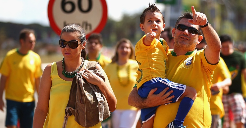 15.jun.2013 - Muitas famílias estão entre os torcedores que comparecem ao Mané Garrincha para assistir à estreia do Brasil