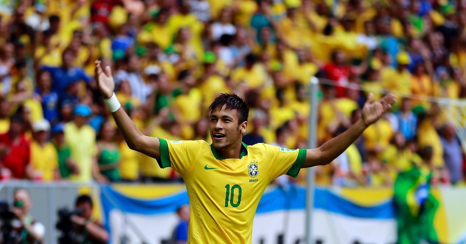 15.jun.2013 - Neymar acena para a torcida após marcar o primeiro gol do Brasil na estreia contra o Japão pela Copa das Confederações