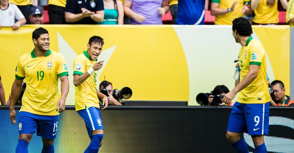 15.jun.2013 - Neymar faz dancinha para Fred na comemoração do seu gol na estreia da seleção brasileira contra o Japão