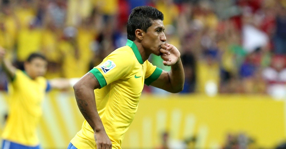 15.jun.2013 - Paulinho beija sua aliança na comemoração do segundo gol do Brasil na estreia da Copa das Confederações contra o Japão
