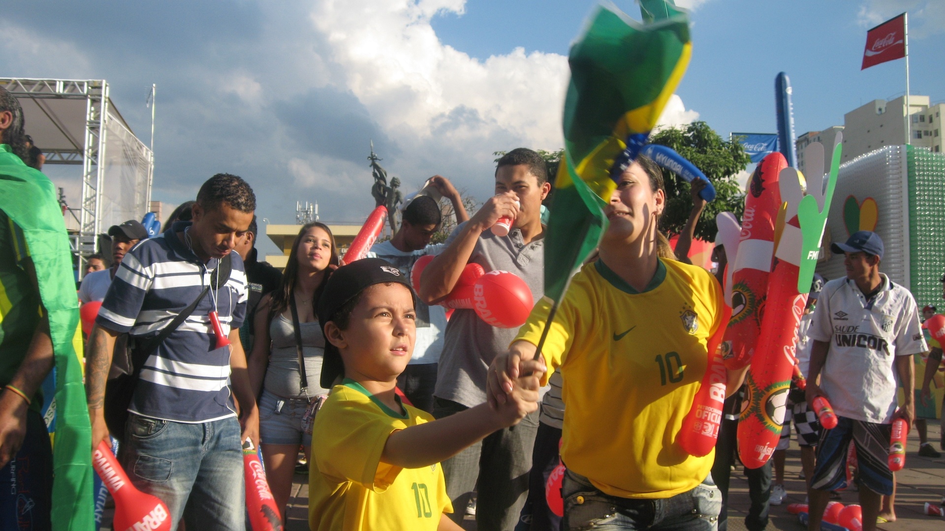 15.jun.2013 - Pequeno torcedor exibe bandeira do Brasil em Fan Fest de Belo Horizonte durante estreia da seleção na Copa das Confederações