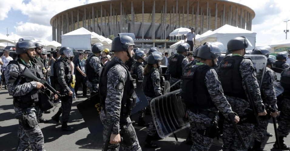 15.jun.2013 - Policiais acompanham protesto em frente ao estádio Mané Garrincha, palco de abertura da Copa das Confederações