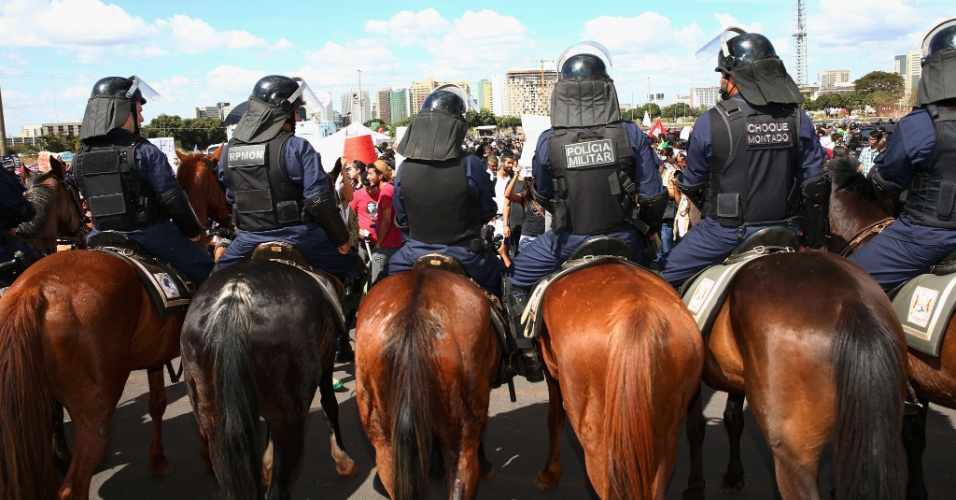 15.jun.2013 - Policiais acompanham protesto em frente ao estádio Mané Garrincha, palco de abertura da Copa das Confederações