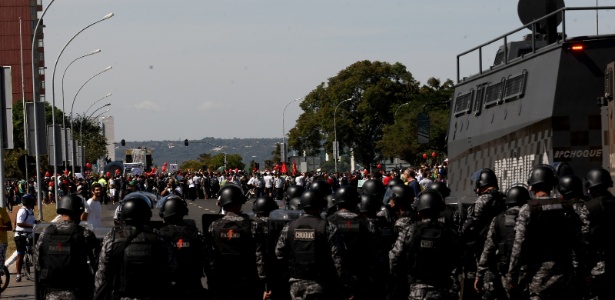 Manifestantes fazem protesto contra a realização da Copa das Confederações perto do estádio Mané Garrincha
