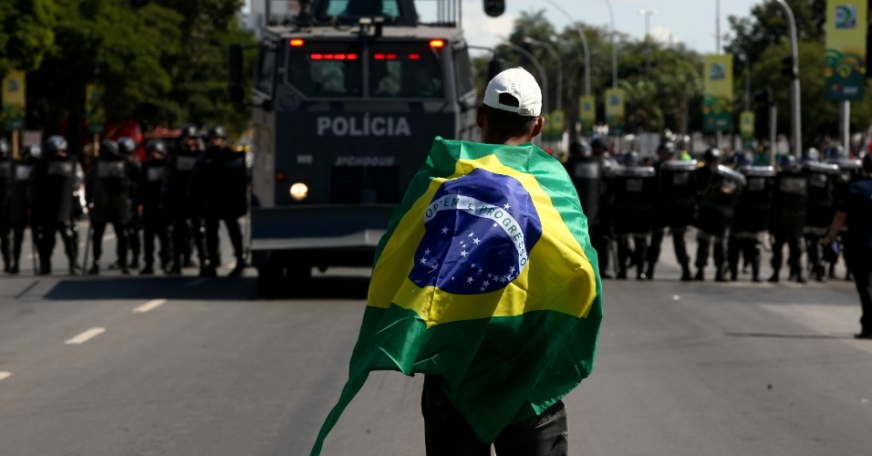 15.jun.2013 - Policiais fazem barreira para tentar impedir manifestantes de se aproximar do estádio Mané Garrincha durante protesto em Brasília