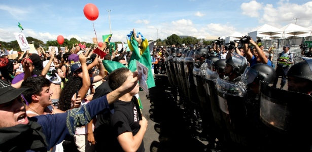 Policiais fazem barreira para impedir aproximação de manifestantes ao estádio Mané Garrincha