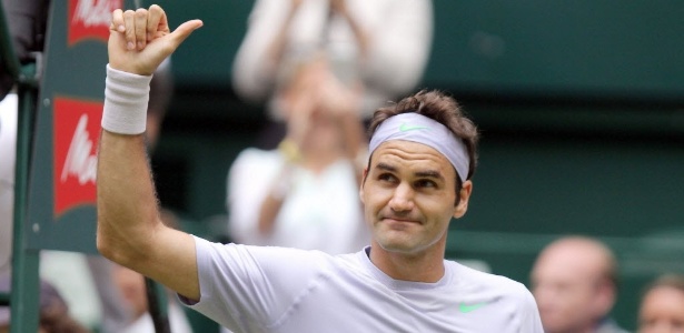 Roger Federer comemora timidamente a vitória sobre Tommy Haas nas semifinais de Halle - EFE/EPA/OLIVER KRATO
