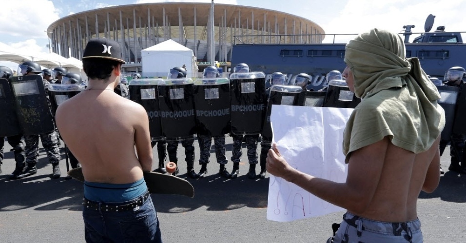15.jun.2013 - Sob olhares de policiais, manifestantes protestam contra os gastos da Copa do Mundo no Brasil