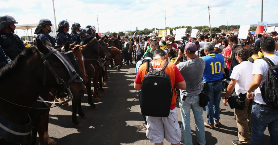 15.jun.2013 - Sob olhares de policiais, manifestantes protestam contra os gastos da Copa do Mundo no Brasil