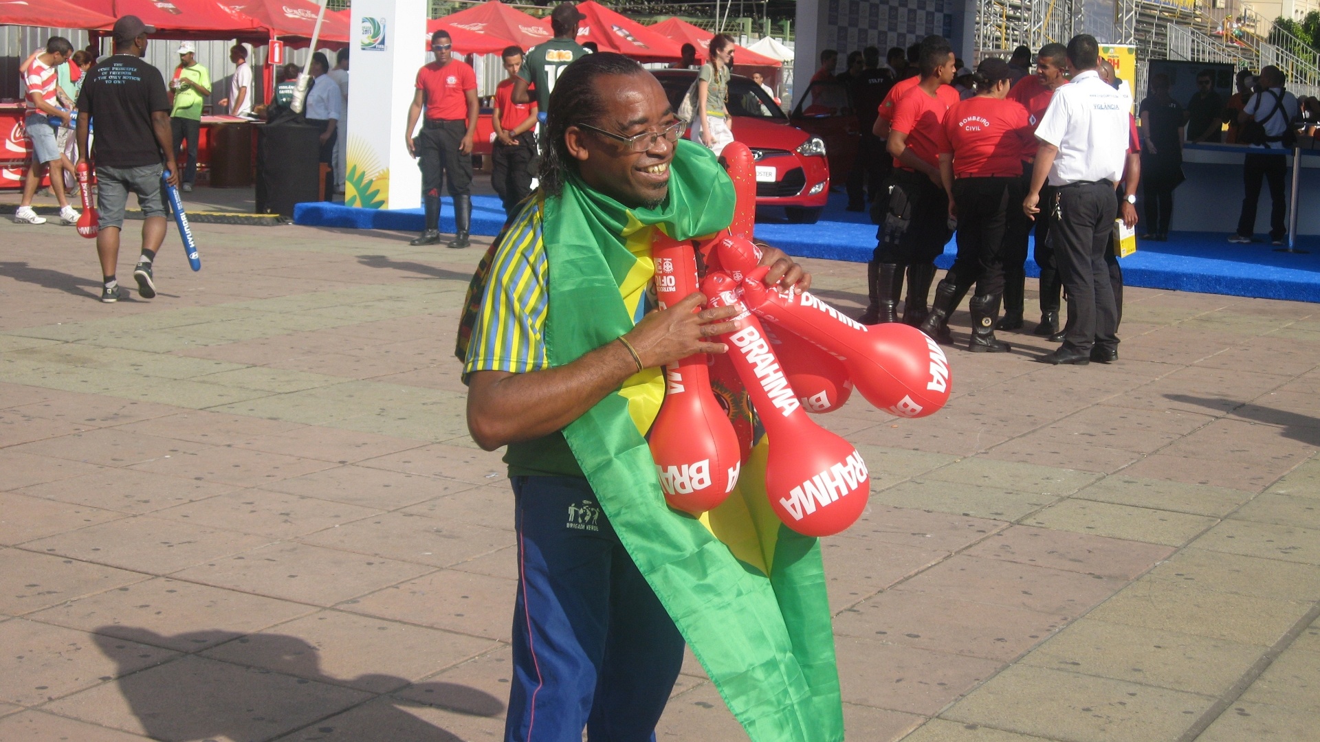 15.jun.2013 - Sorridente, torcedor exibe bandeira em Fan Fest de Belo Horizonte na estreia do Brasil na Copa das Confederações