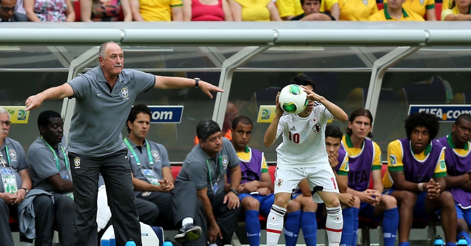 15.jun.2013 - Técnico Luiz Felipe Scolari gesticula com os jogadores da seleção durante a partida contra o Japão