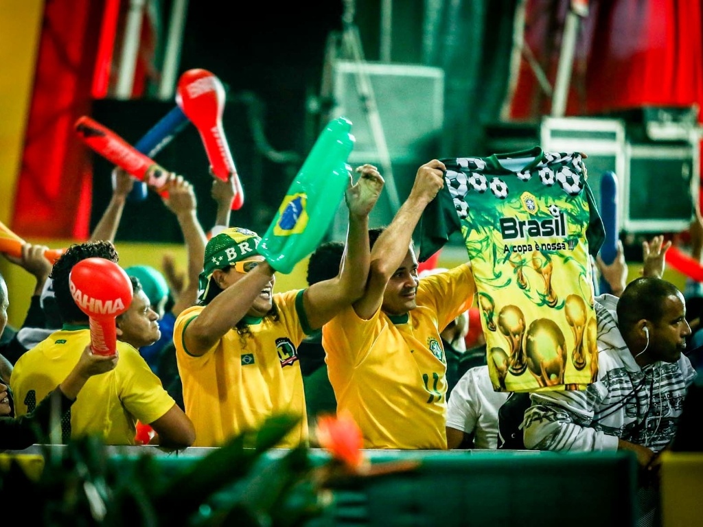 15.jun.2013 - Torcedor exibe camisa do Brasil em Fan Fest de São Paulo durante estreia da seleção brasileira na Copa das Confederações