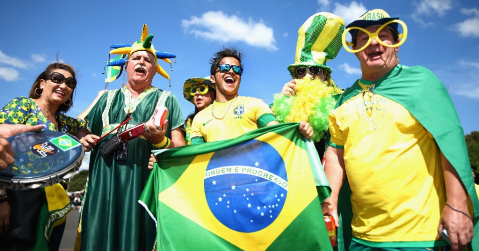 15.jun.2013 - Torcedores chegam animados ao estádio Mané Garrincha para a estreia do Brasil na Copa das Confederações