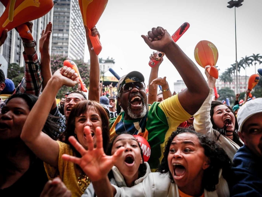 15.jun.2013 - Torcedores comemoram gol do Brasil sobre o Japão em Fan Fest de São Paulo