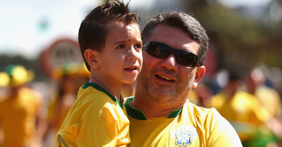 15.jun.2013 - Torcedores de todas as idades comparecem ao Mané Garrincha para acompanhar o jogo entre Brasil e Japão