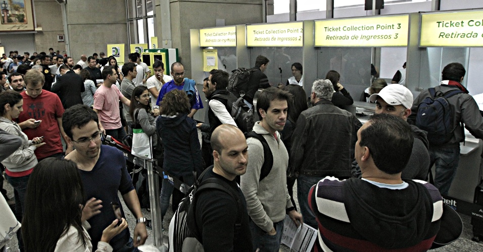 15.jun.2013 - Torcedores formam filas para a troca de ingressos para os jogos da Copa das Confederações no Maracanã no aeroporto internacional do Galeão
