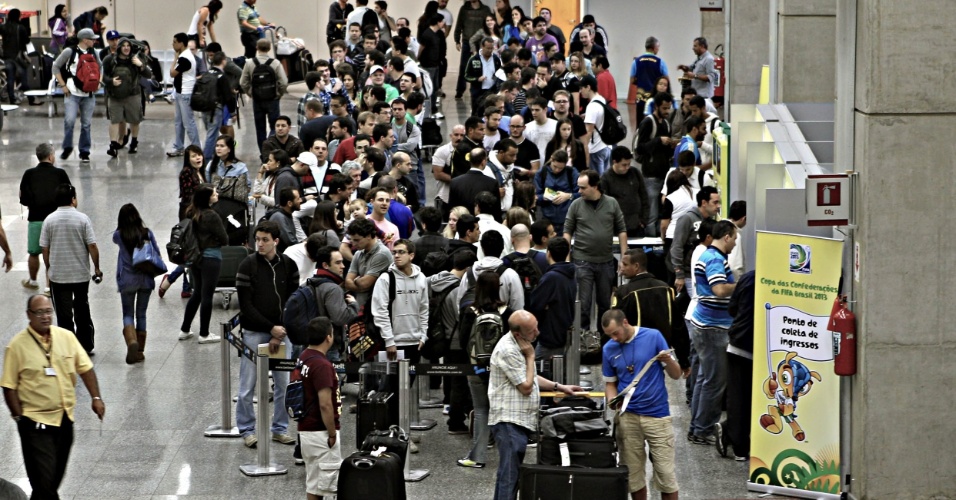 15.jun.2013 - Torcedores formam filas para a troca de ingressos para os jogos da Copa das Confederações no Maracanã no aeroporto internacional do Galeão