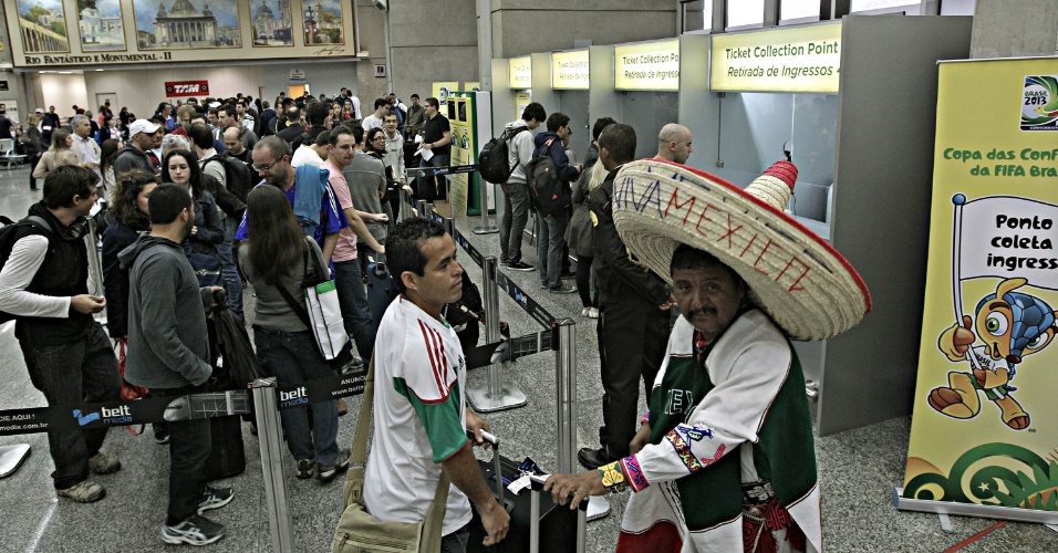 15.jun.2013 - Torcedores mexicanos tentam retirar o ingresso no aeroporto do Galeão para o jogo entre Itália e México, o primeio da Copa das Confederações no estádio do Maracanã