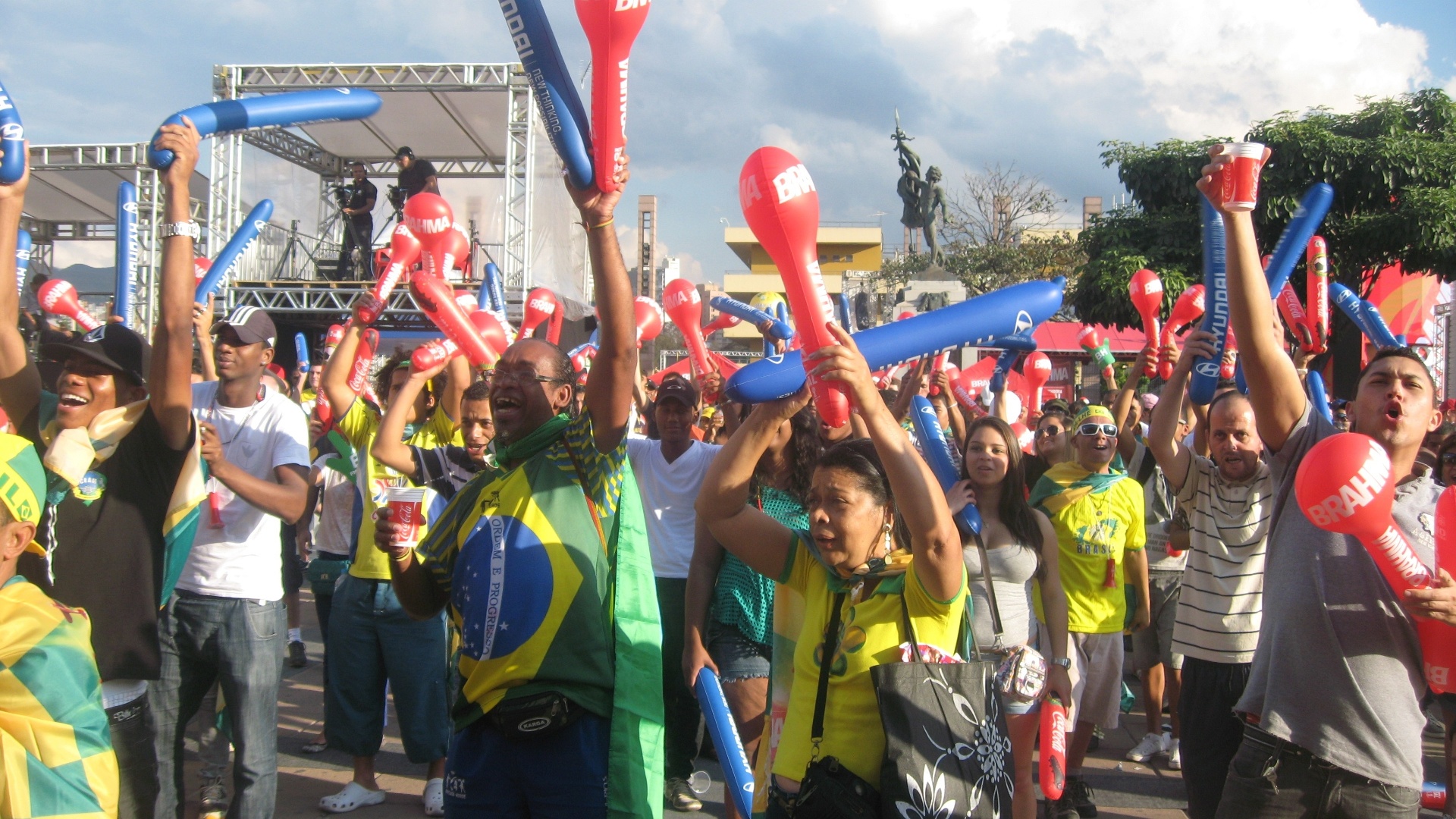 15.jun.2013 - Torcedores na Fan Fest de Belo Horizonte comemoram gol de Neymar sobre o Japão