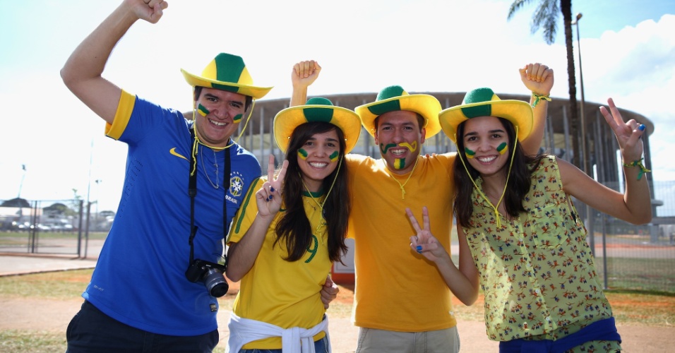 15.jun.2013 - Torcedores pintam o rosto para acompanhar a partida entre Brasil e Japão em Brasília
