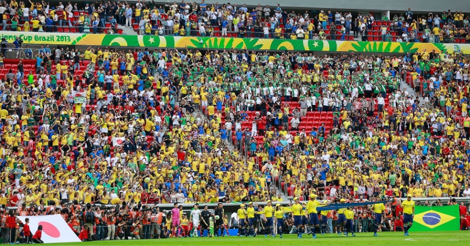 15.jun.2013 - Torcida acompanha a entrada de Brasil e Japão no estádio Mané Garrincha na abertura da Copa das Confederações