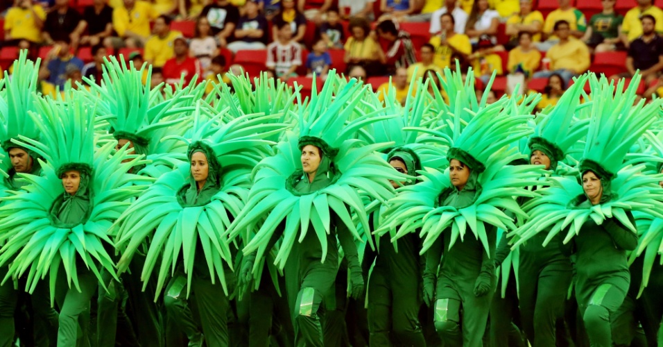 15.jun.2013 - Vestidos de gramado na representação de um campo de futebol, dançarinos participam da abertura da Copa das Confederações