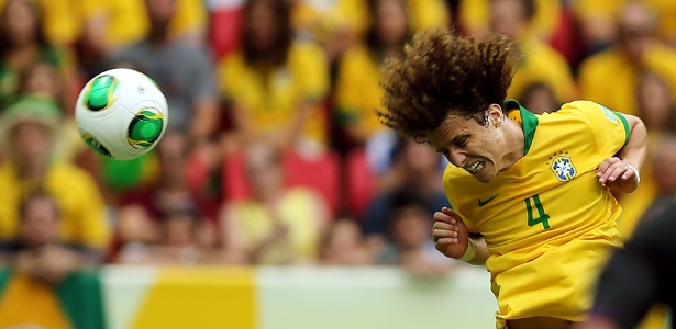 David Luiz afasta a bola de cabeça contra o Japão na Copa das Confederações