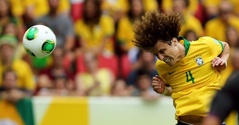 15.jun.2013 - Zagueiro brasileiro David Luiz afasta a bola de cabeça na partida contra o Japão na abertura da Copa das Confederações